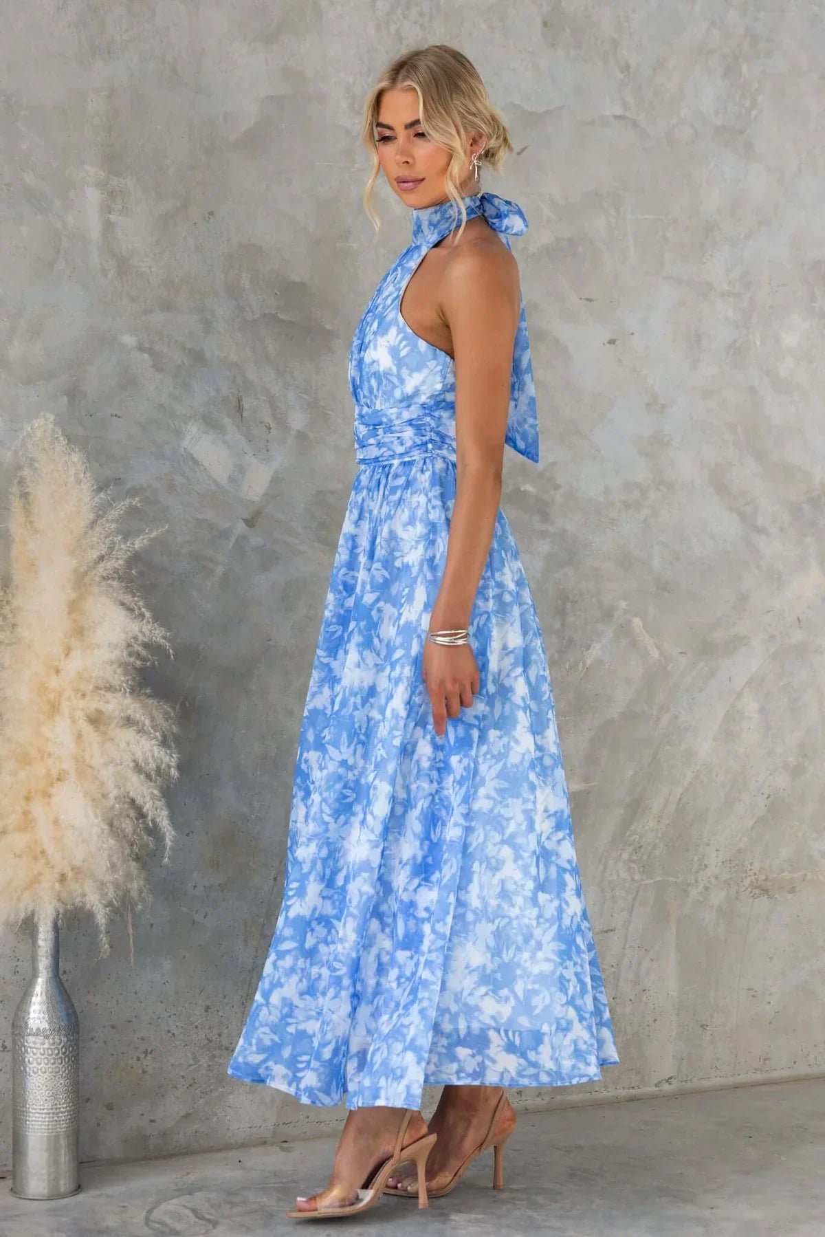 MÁRIA™ | Esther | Elegáns Halter nyakú ruha mintával